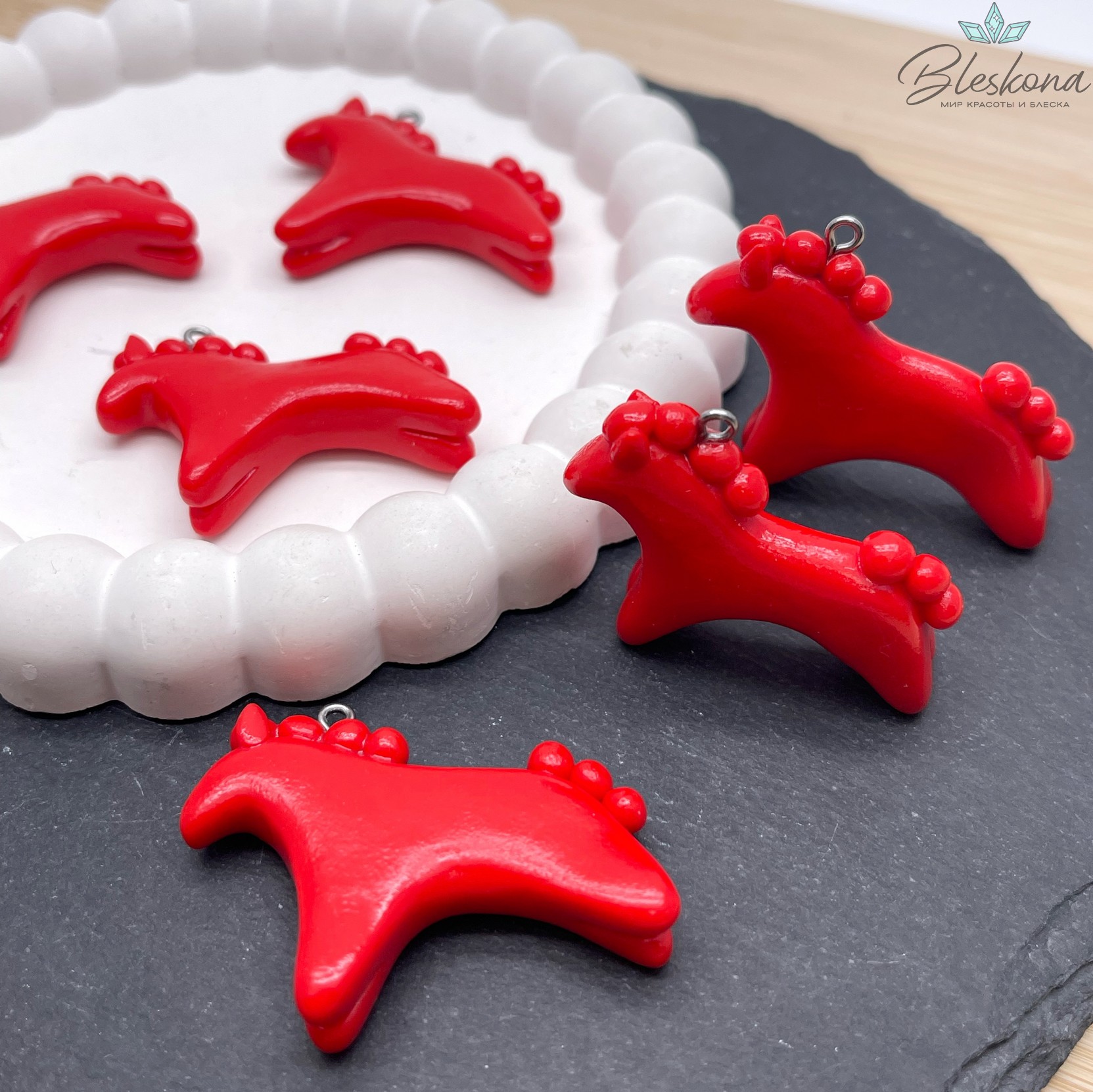 34,5*44 мм, Цвет серебро, Подвеска Дымковская лошадка красная 