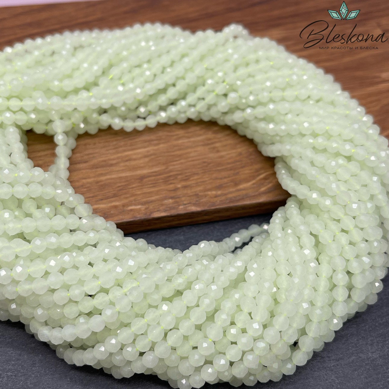 Лунный камень светло-зеленый тонированный (имитация) 4 мм