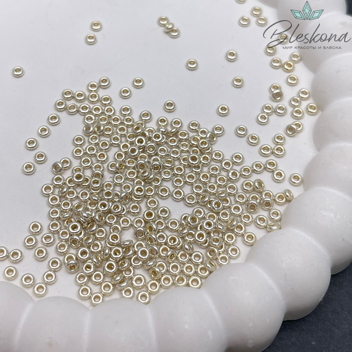 Бисер TOHO Demi round 8/0 цвет №PF558 (оттенок золотого)
