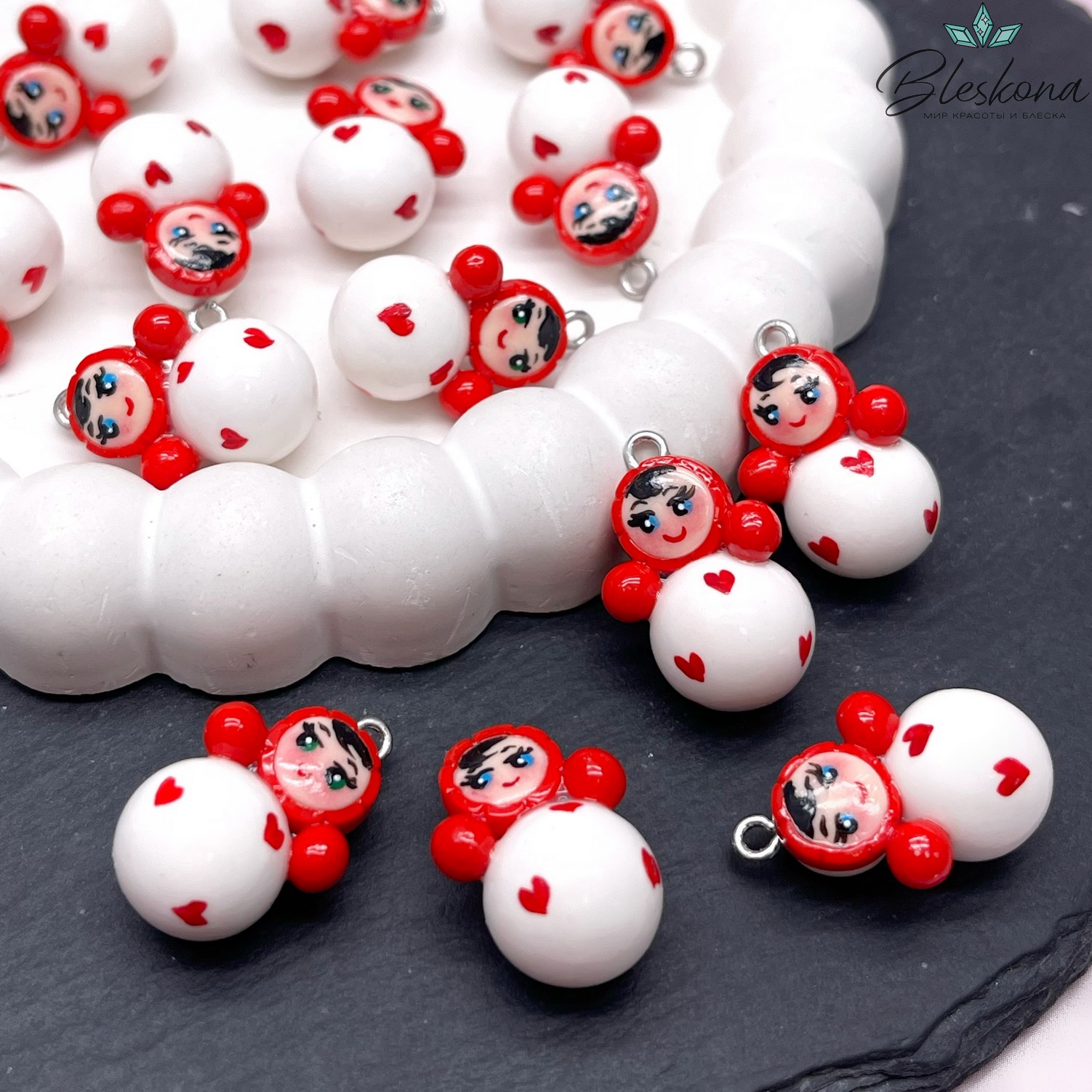 24,5*12,5 мм, Цвет серебро, Подвеска Неваляшка мини белая красные сердечки 