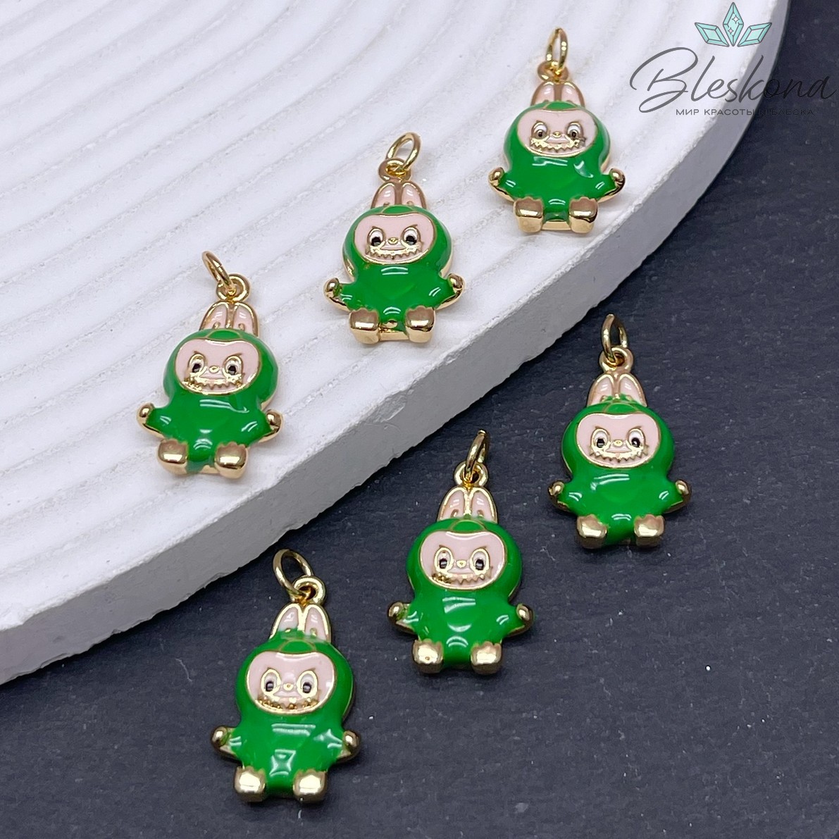 21,7*13 мм Цвет золото, Подвеска игрушка-монстрик Лабубу зеленая эмаль