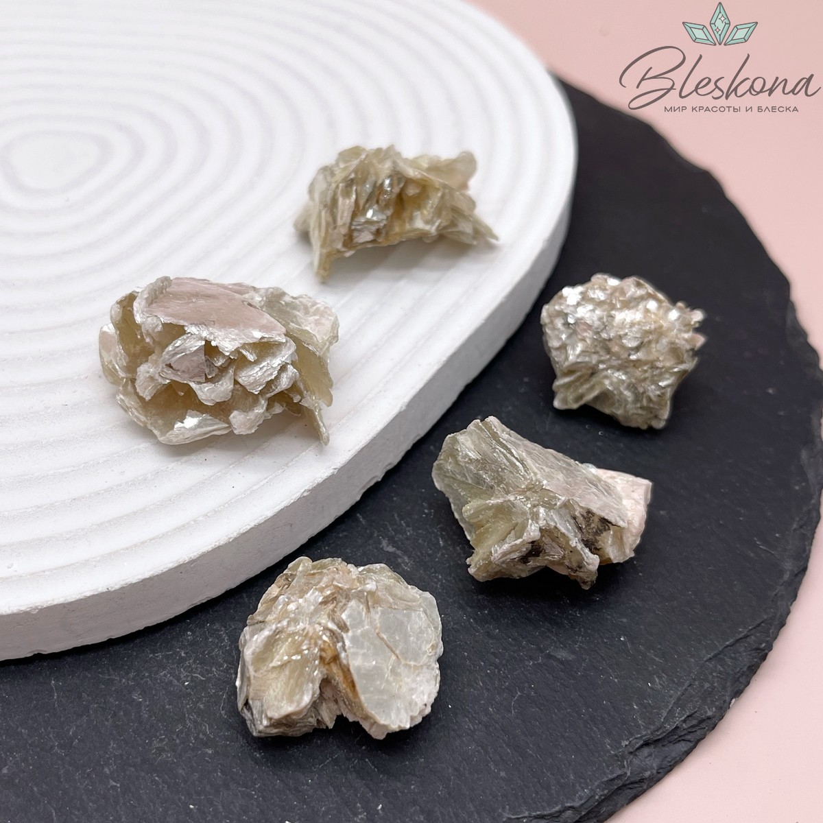 Золотая слюда необработанная 22-29 мм