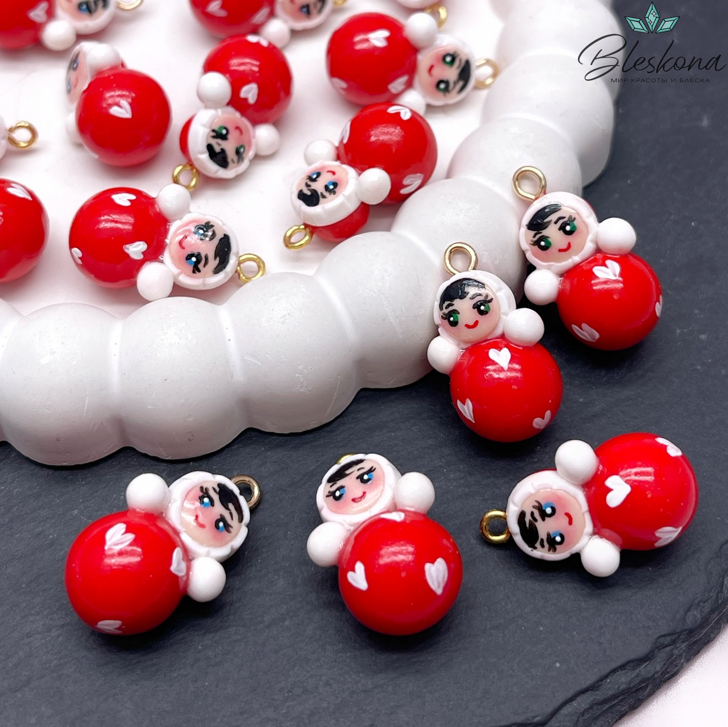 24,5*12,5 мм, Цвет золото, Подвеска Неваляшка мини красная белые сердечки 