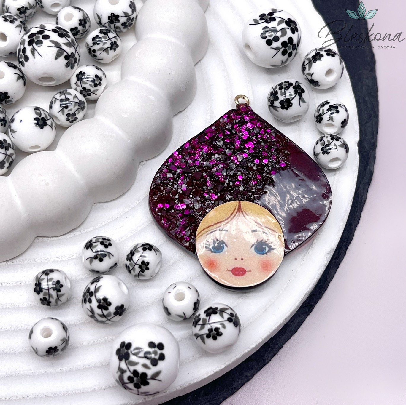 50*42 мм, Цвет золото, Подвеска Личико с кокошником темно-красный