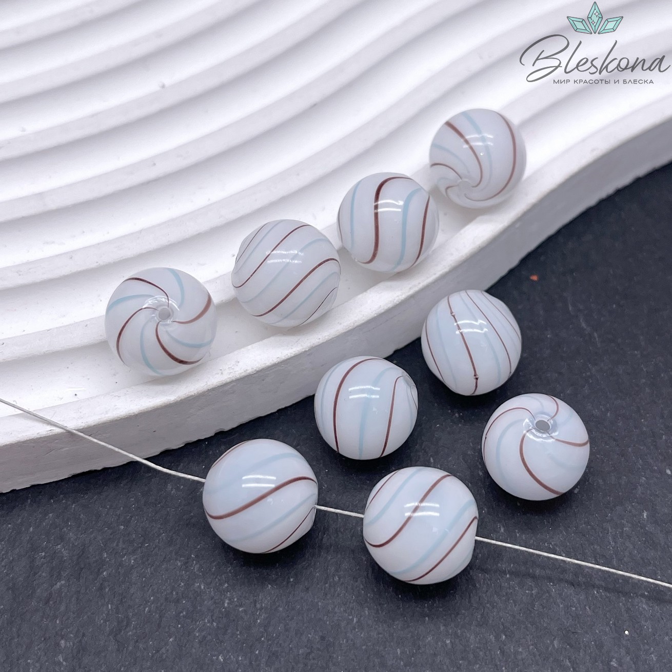 13 мм Бусина шар стекло белое коричнево- голубые полосы