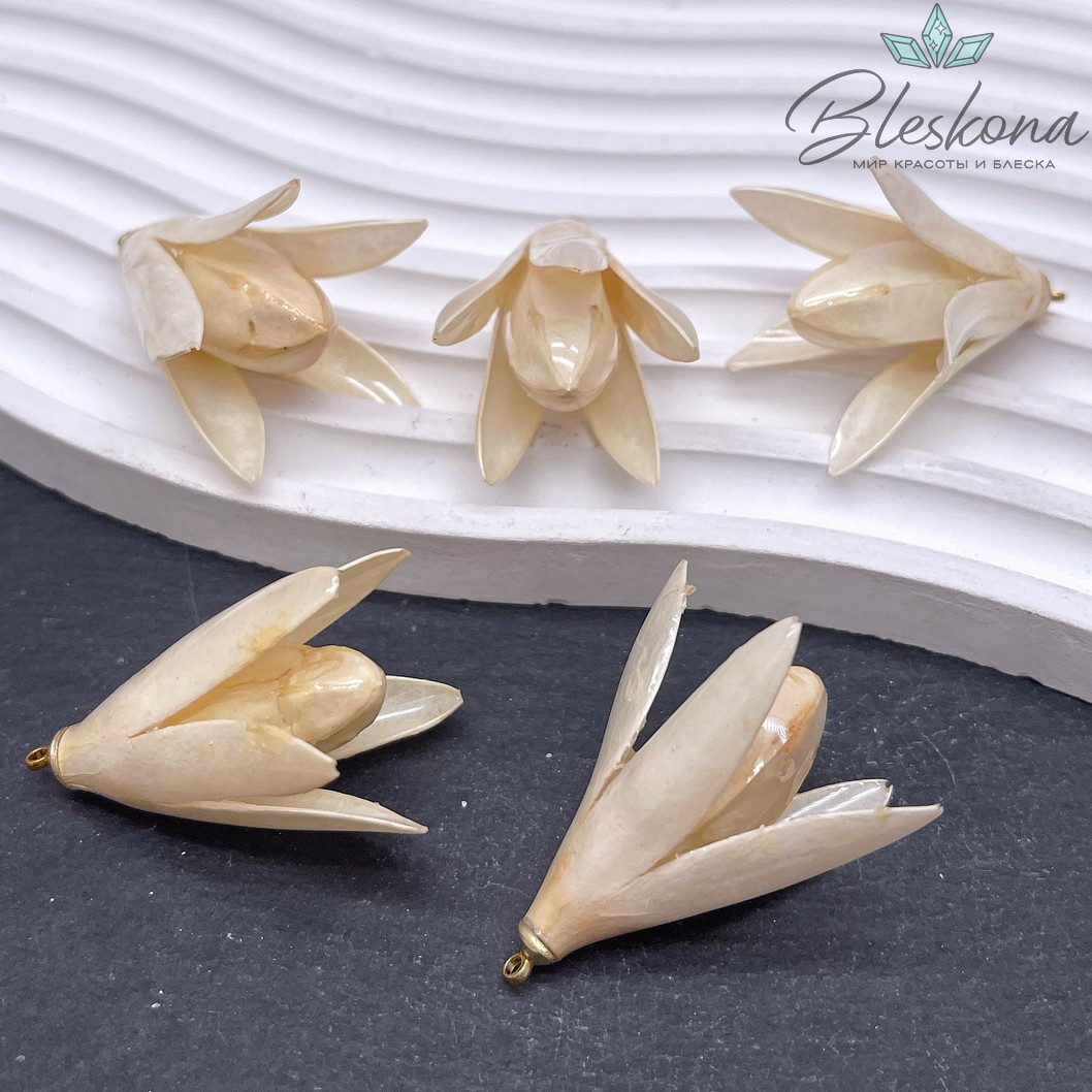 35-42 мм Подвеска Магнолия в эпоксидной смоле бежевая
