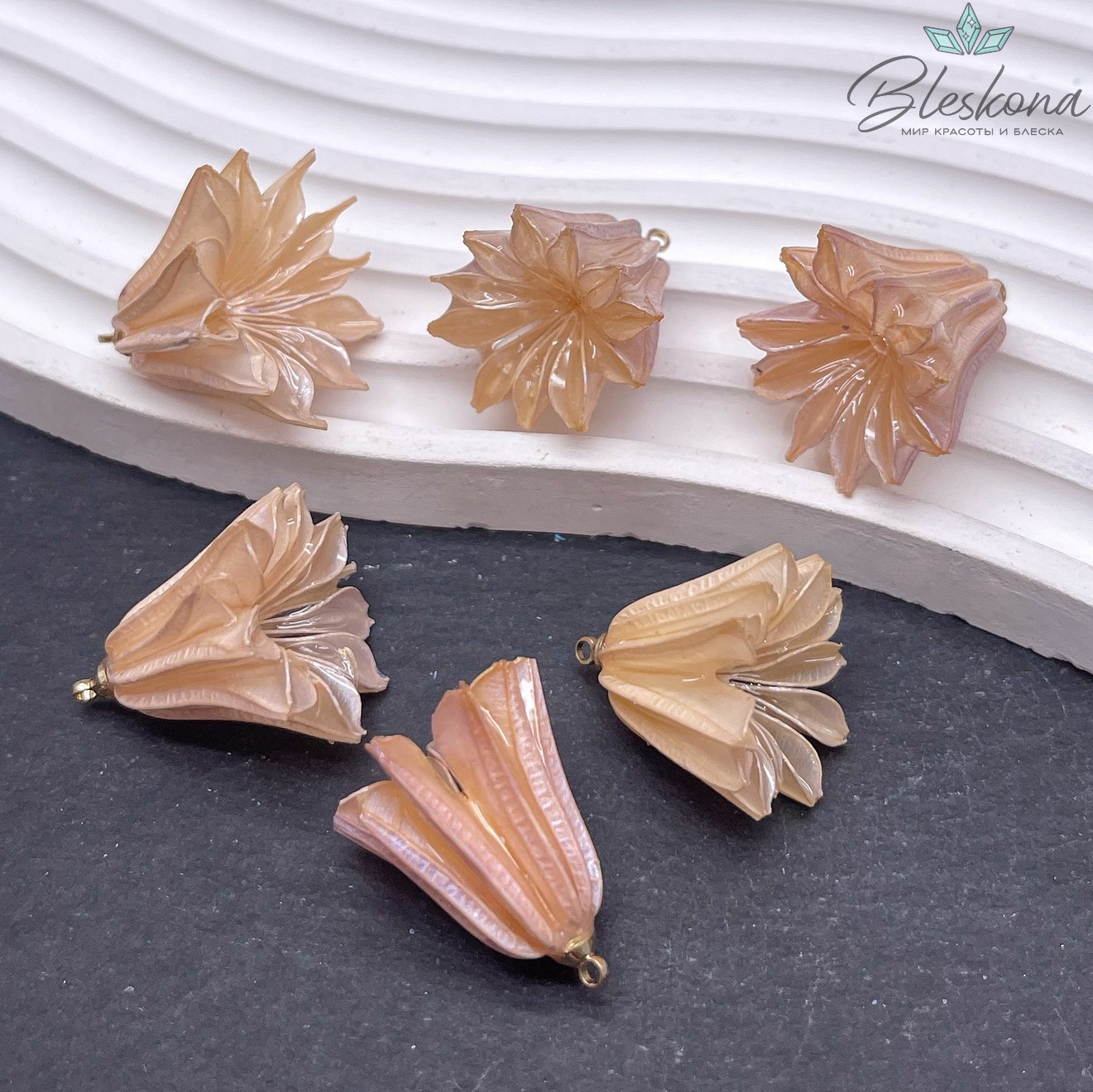 23-28 мм Подвеска колокольчик в эпоксидной смоле бежевый с фиолетовым отливом