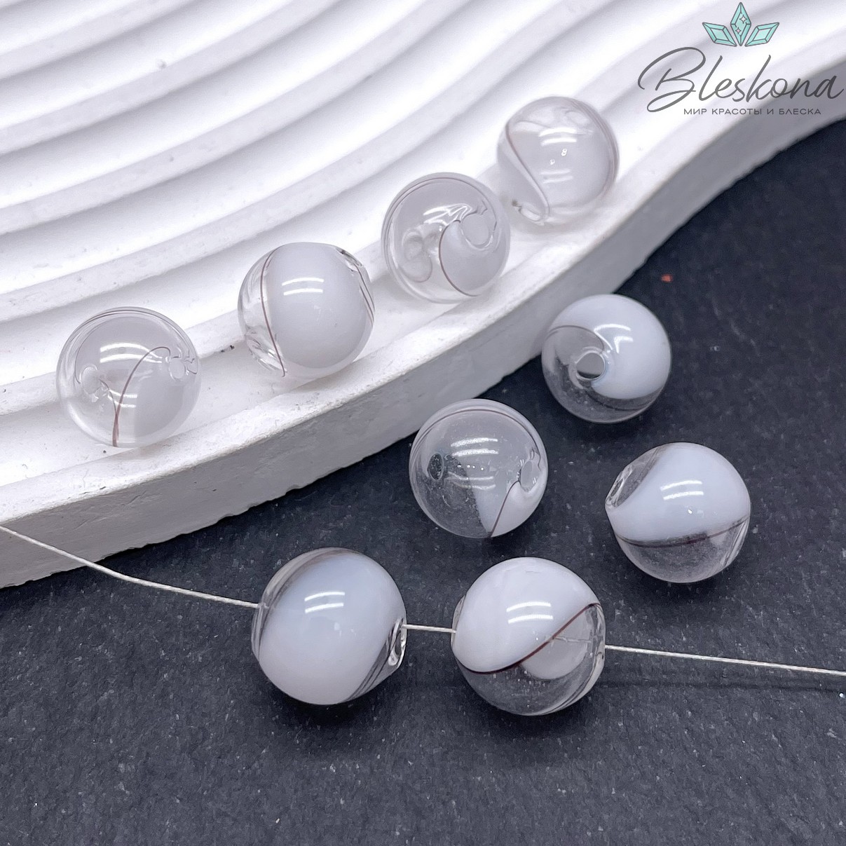 13 мм Бусина шар стекло прозрачно-  белое коричневые полосы