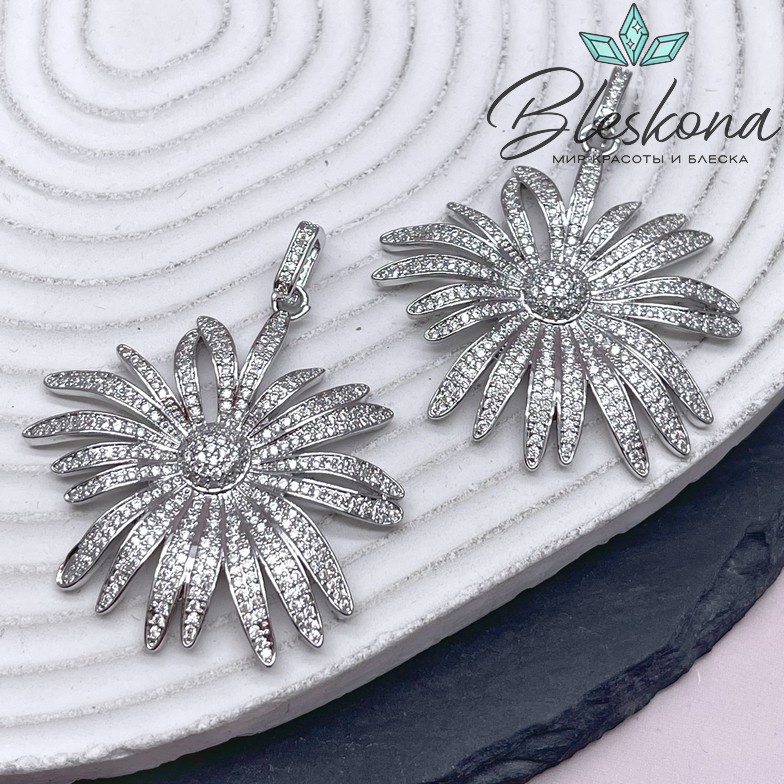 42*41 мм Цвет серебро, Подвеска ромашка с цирконами с бейлом