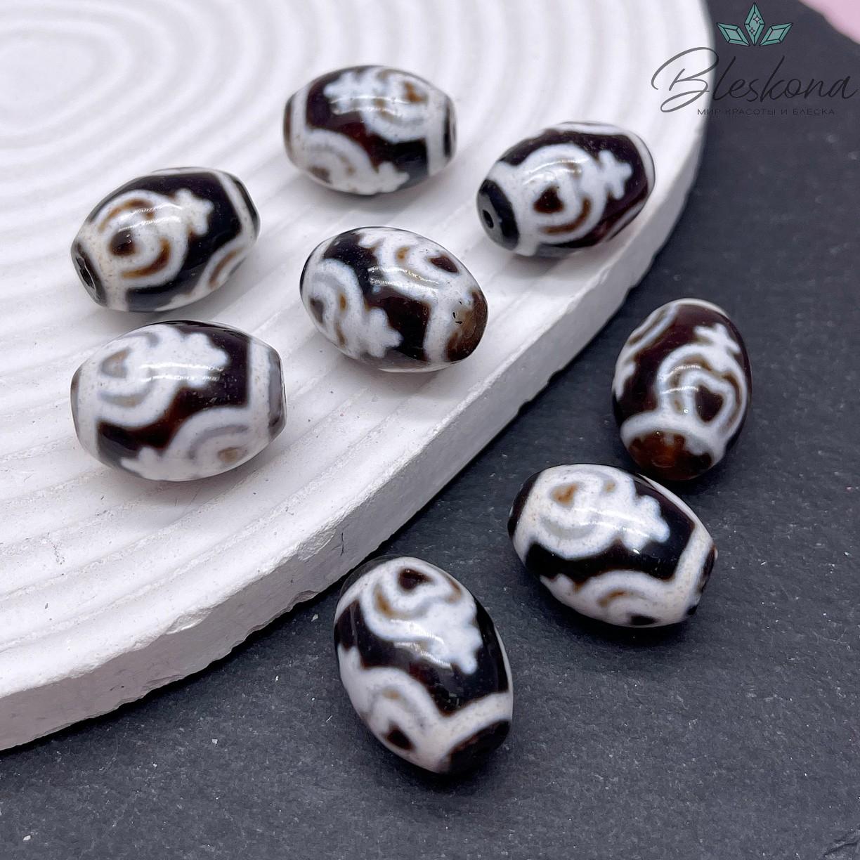 Бусина Дзи Нектарный сосуд изобилия бело-черный бочонок 20*15 мм