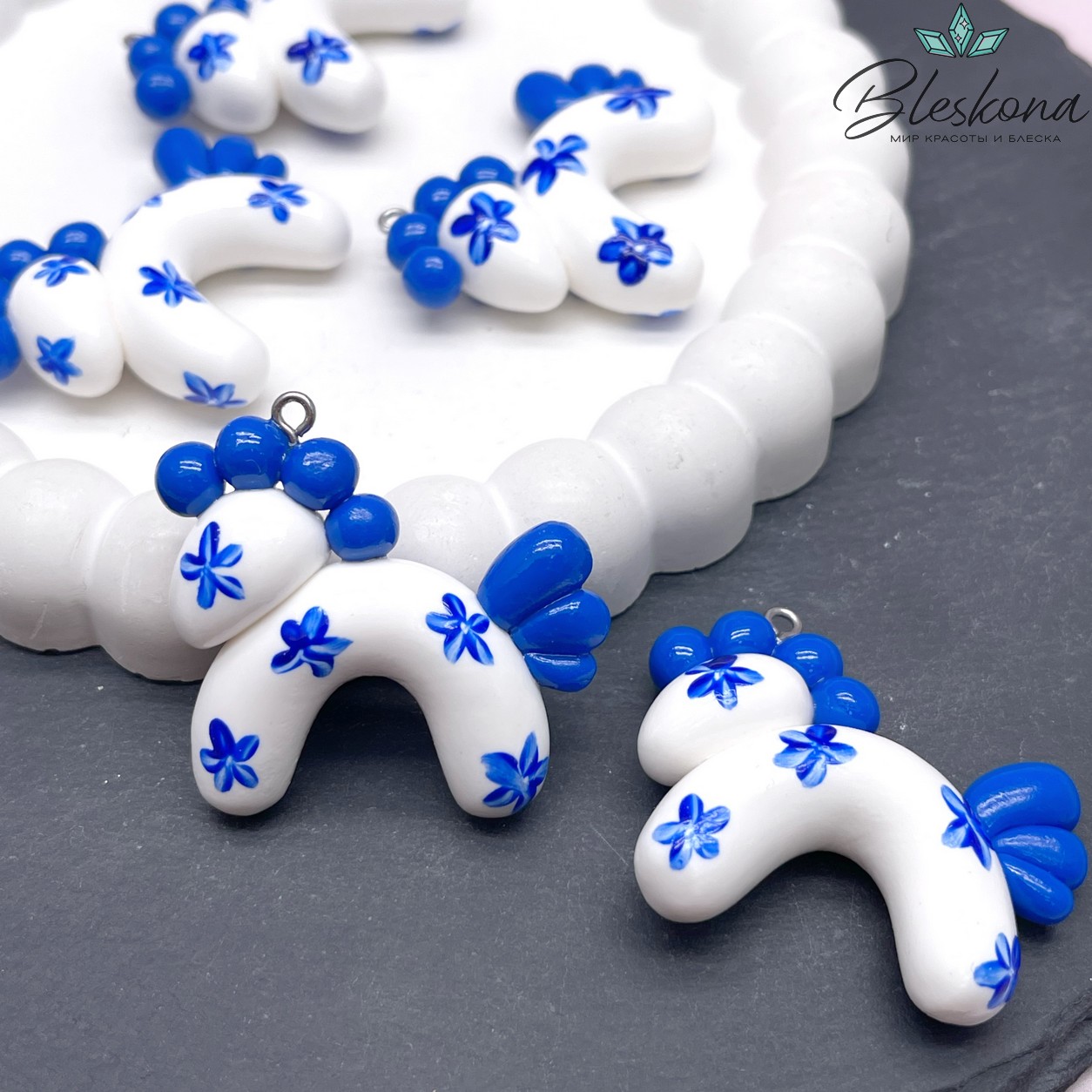 38*35 мм, Цвет серебро, Подвеска Лошадка белая с синими цветочками 