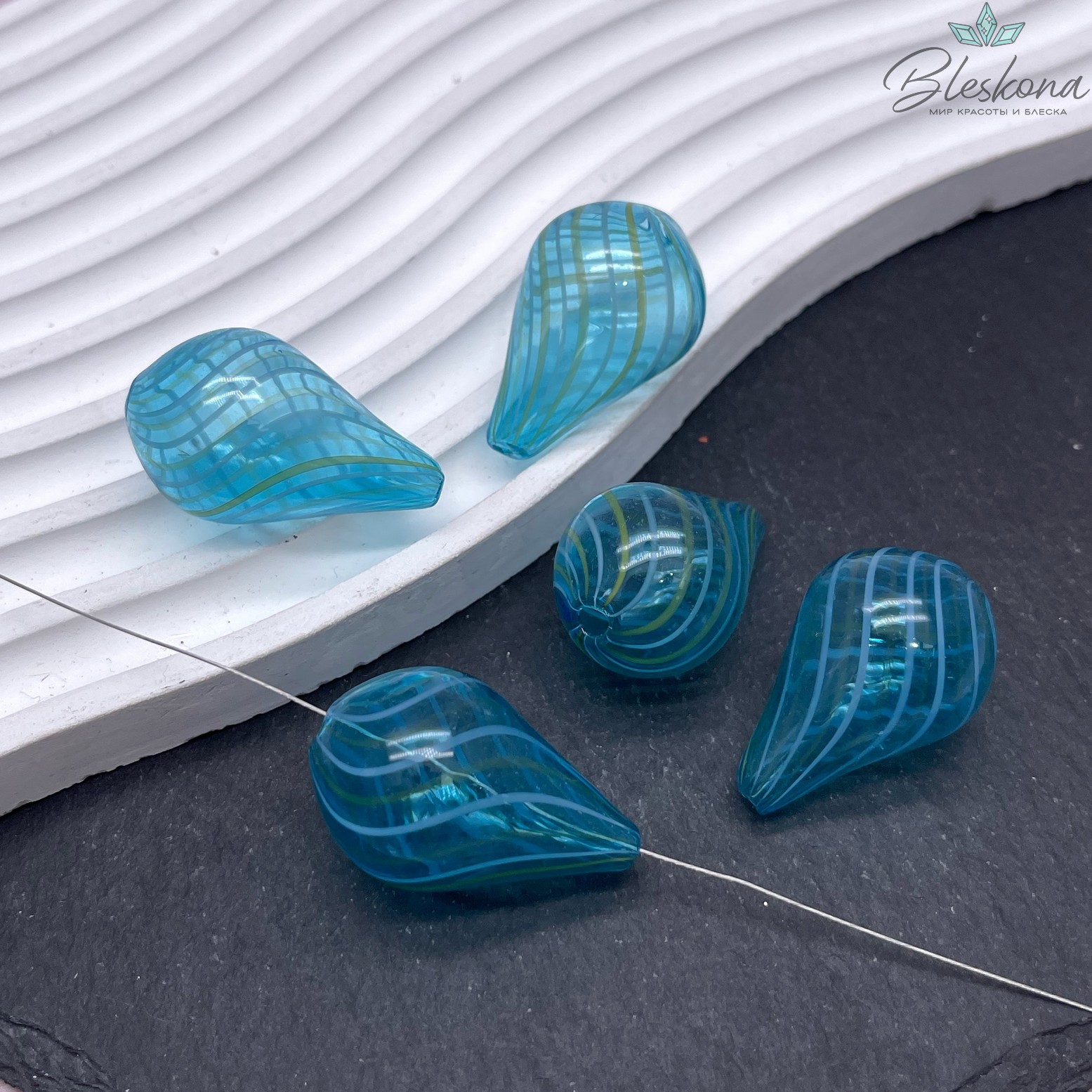 30-32 мм Бусина капля стекло голубое бело- желтые полосы