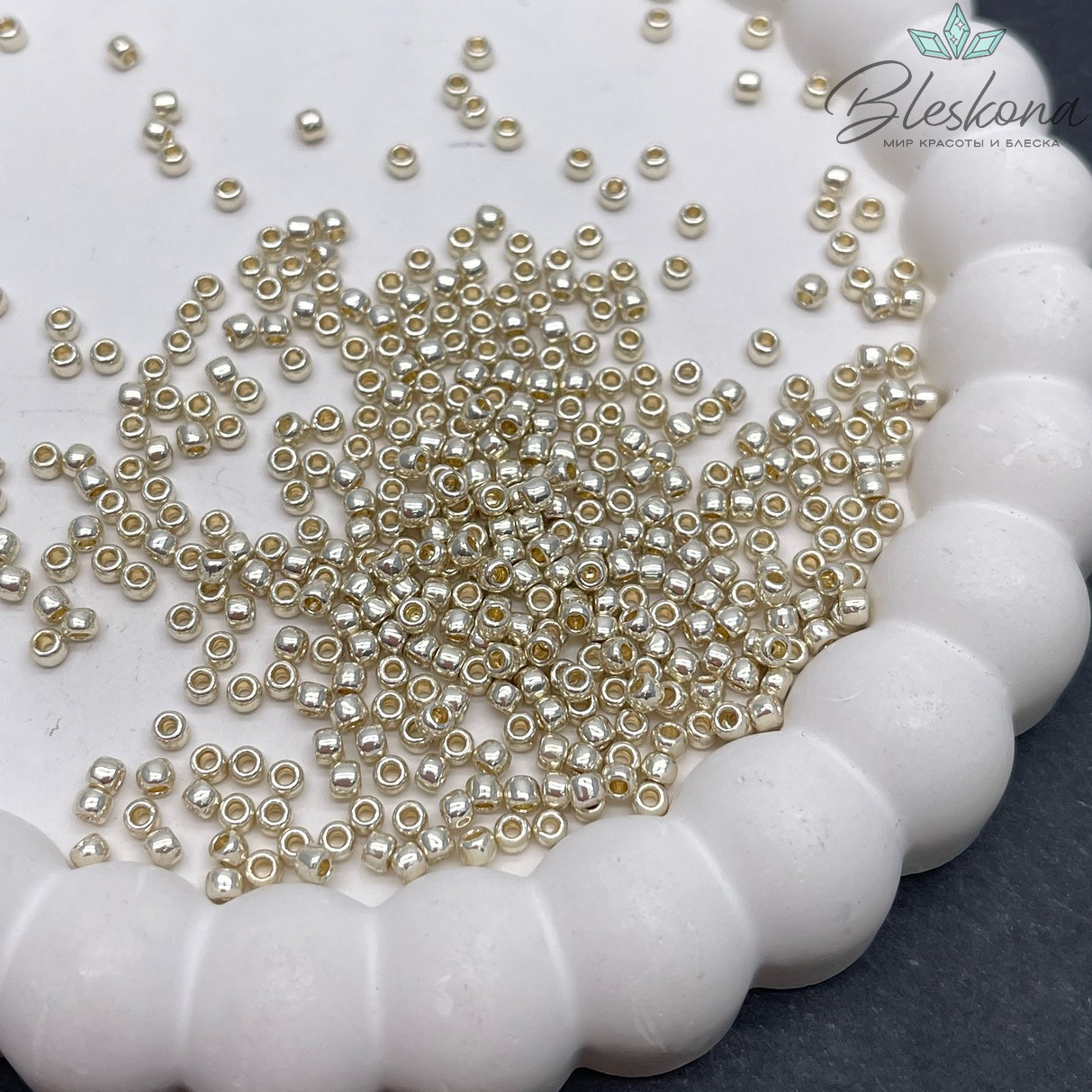 Бисер TOHO round 8/0 цвет №PF558 (оттенок золотого)