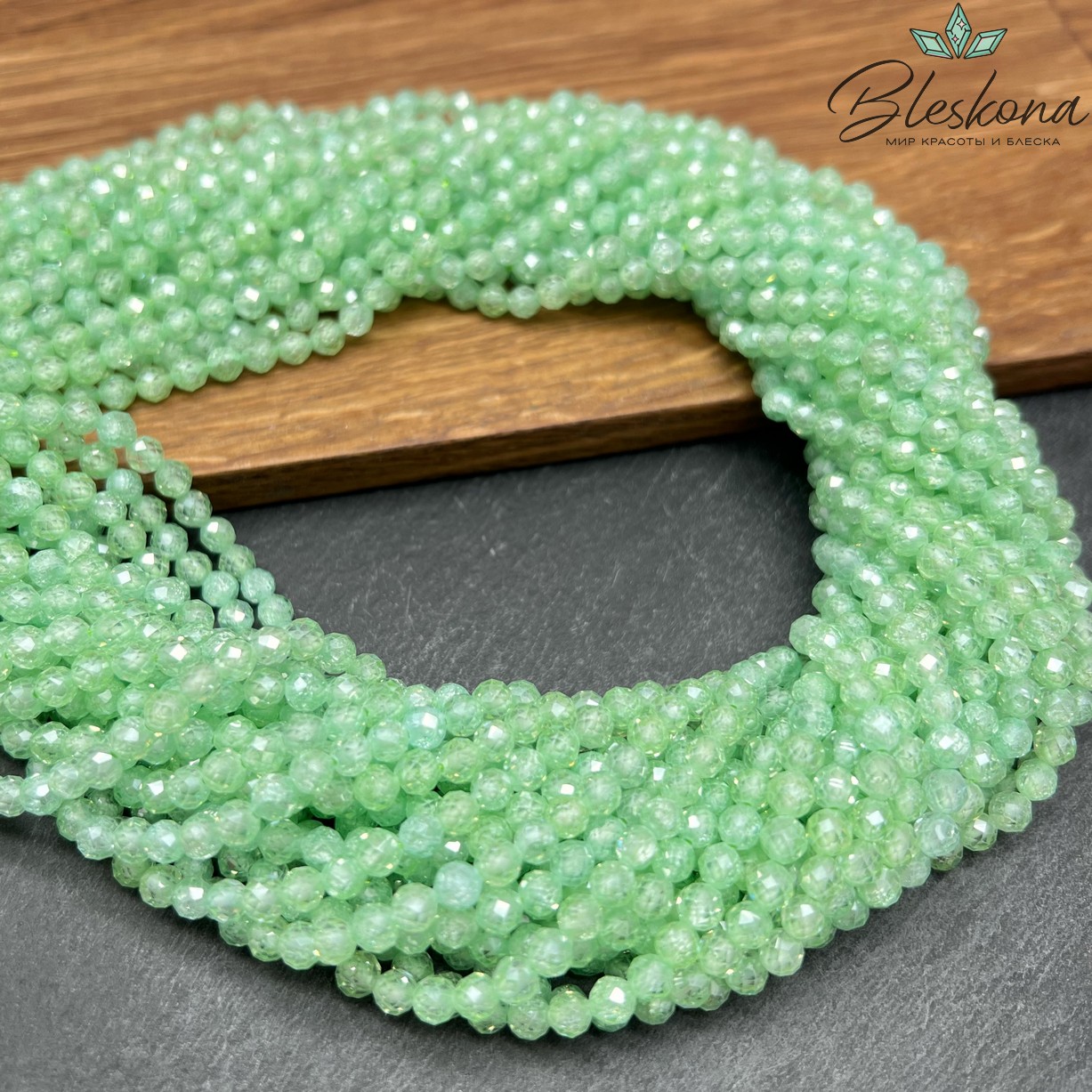 Циркон Glow светло-зеленый огранка 4 мм (кубический цирконий, фианит) 