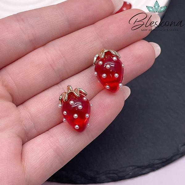 19*13 мм Цвет золото, Подвеска клубничка прозрачная темно-красная