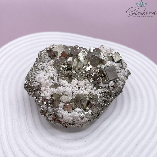 Пирит с кварцем необработанный  70  мм