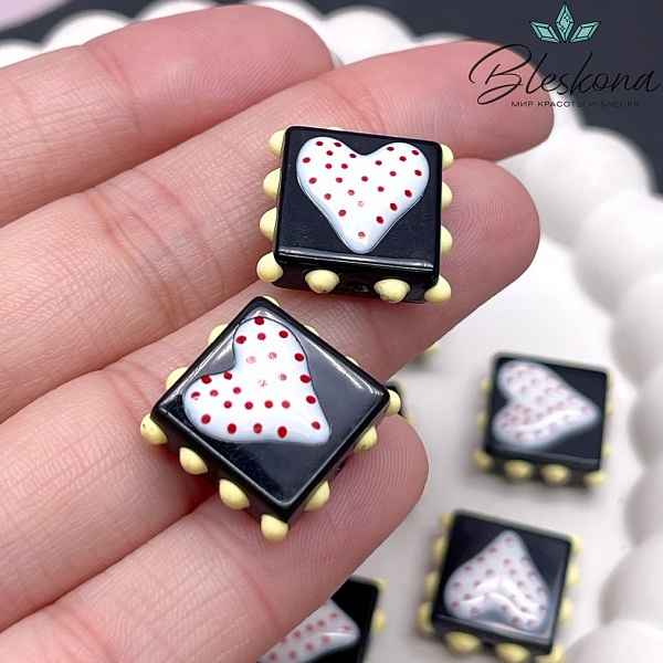 17,5 мм Бусина квадрат черный белое сердце