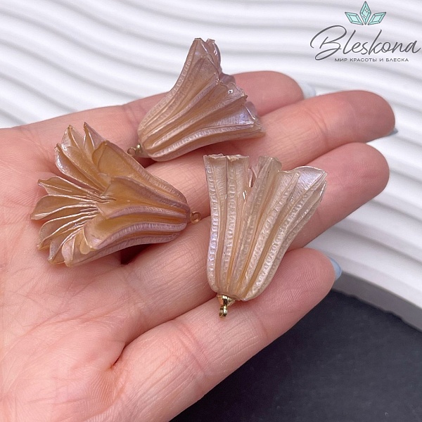 28-33 мм  Подвеска Колокольчик в эпоксидной смоле бежевый с фиолетовым отливом