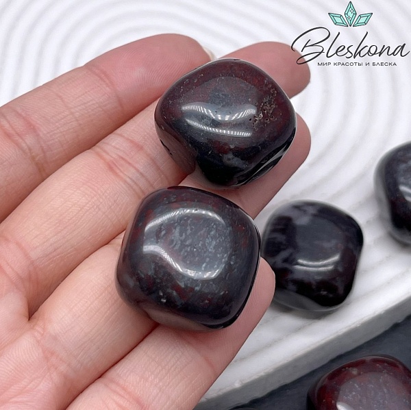 Яшма красная с включениями гематита галтовка 19-25 мм