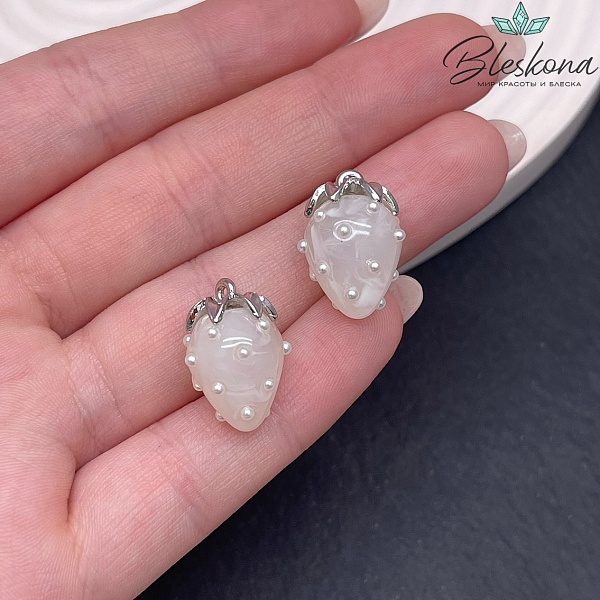 19*13 мм Цвет серебро, Подвеска клубничка белая