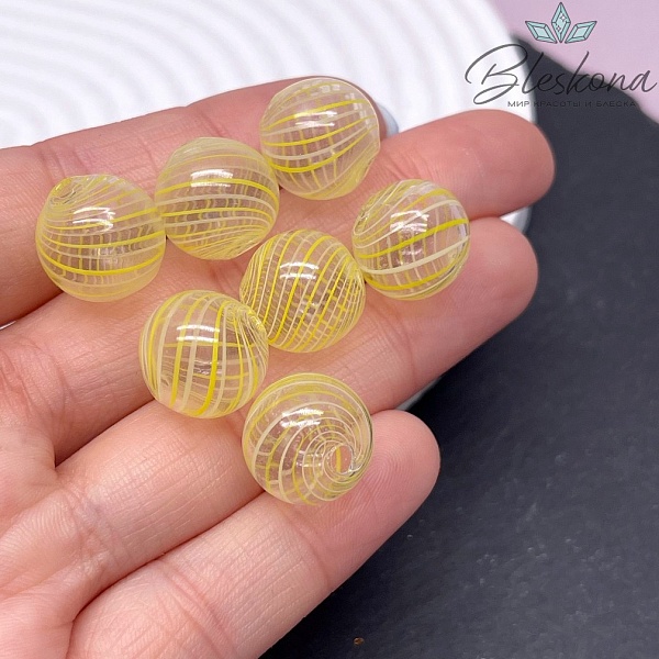 14 мм Бусина шар стекло прозрачное бело- желтые полосы