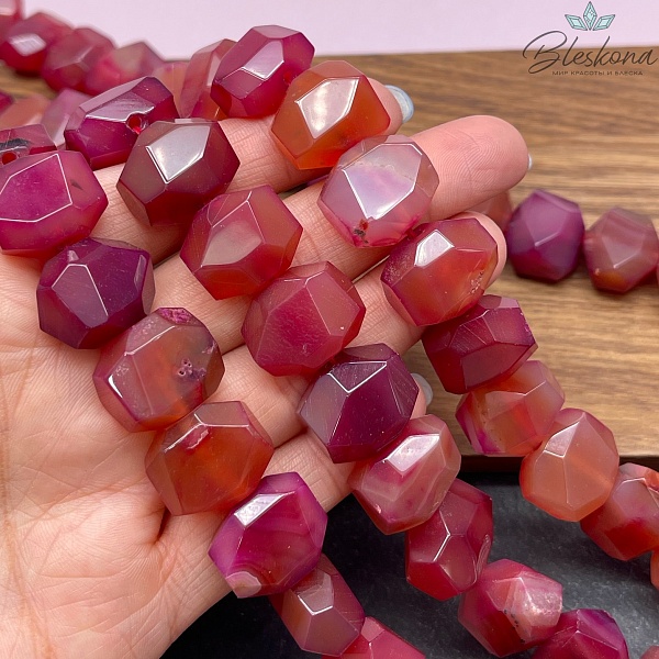 Агат розовый (тонированный) фриформ огранка 15*17 мм 