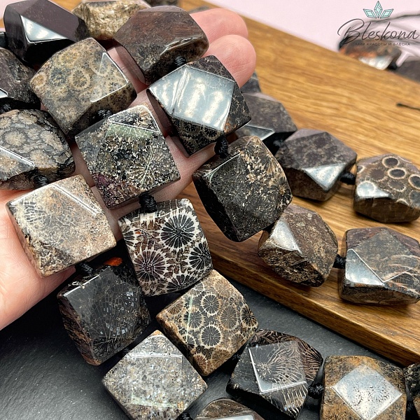 Окаменелый коралл Петоски квадрат огранка 20 мм