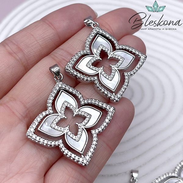 36,5*35 мм Цвет серебро, Подвеска клевер с цирконами и перламутром