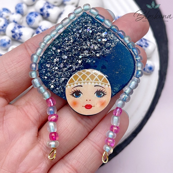 50*42 мм, Цвет серебро, Брошь Личико с кокошником голубой